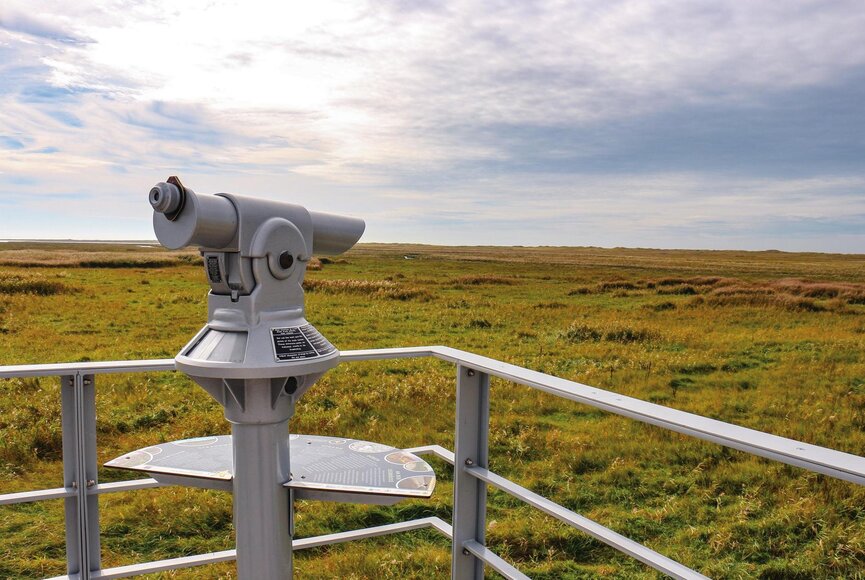 Fernglas an der Aussichtplattform am Deich