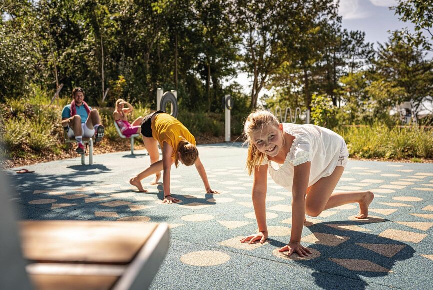 Familie spielt auf der Erlebnis-Promenade