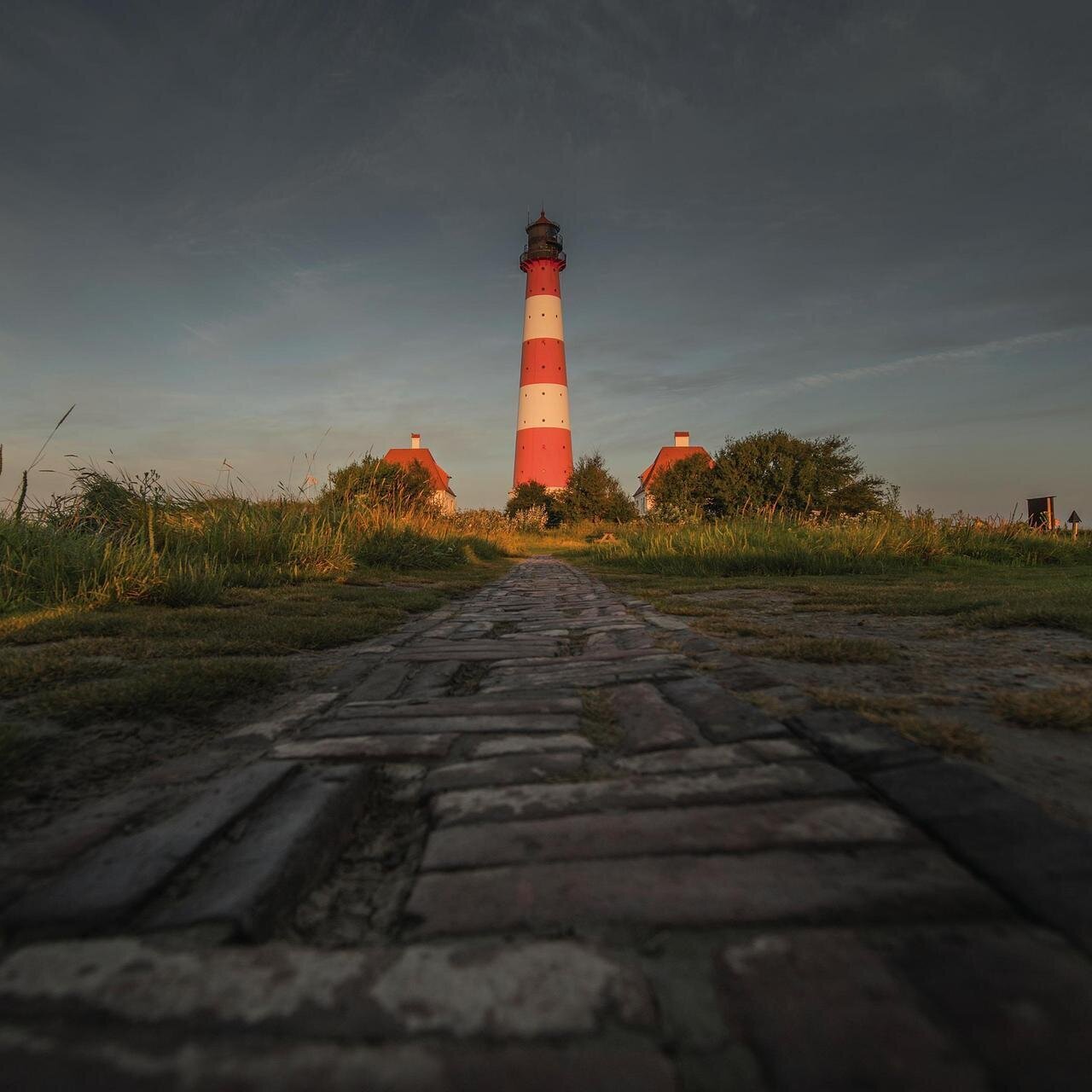 Westerhever Leuchtturm im Abendlicht aus der Froschperspektive fotografiert.