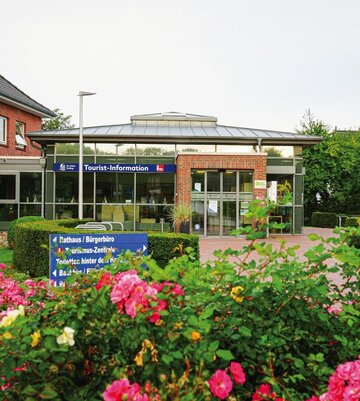 Außenansicht der Tourist-Information im Dorf