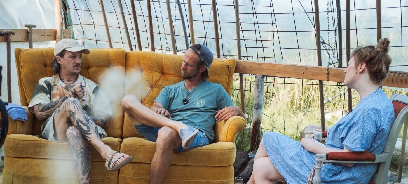 Drei Podcast-Hosts während der Aufnahme im Gewächshaus