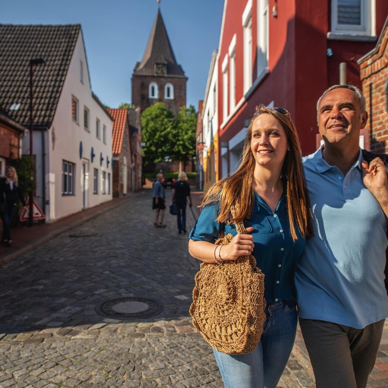 Paar beim Bummeln in der Gardinger Fußgängerzone