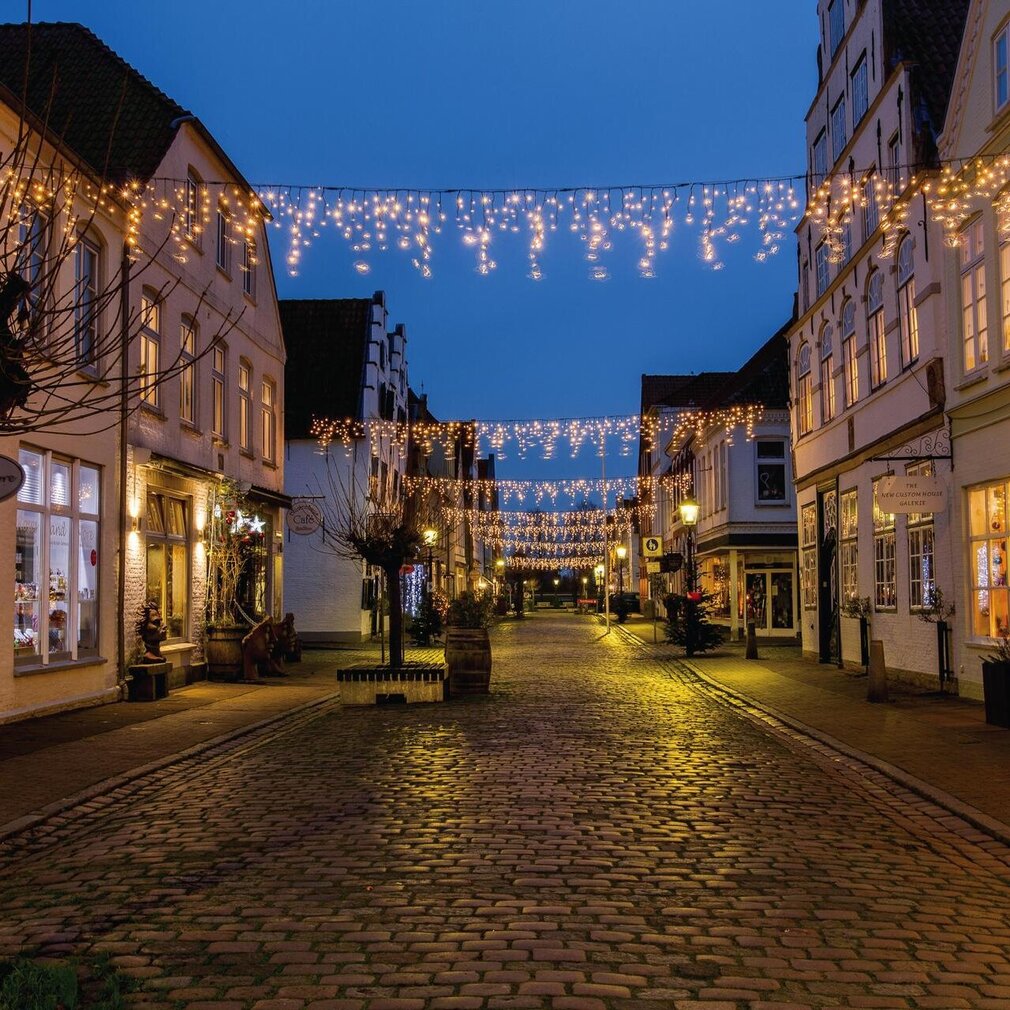 Weihnachtlich beleuchtete Fußgängerzone