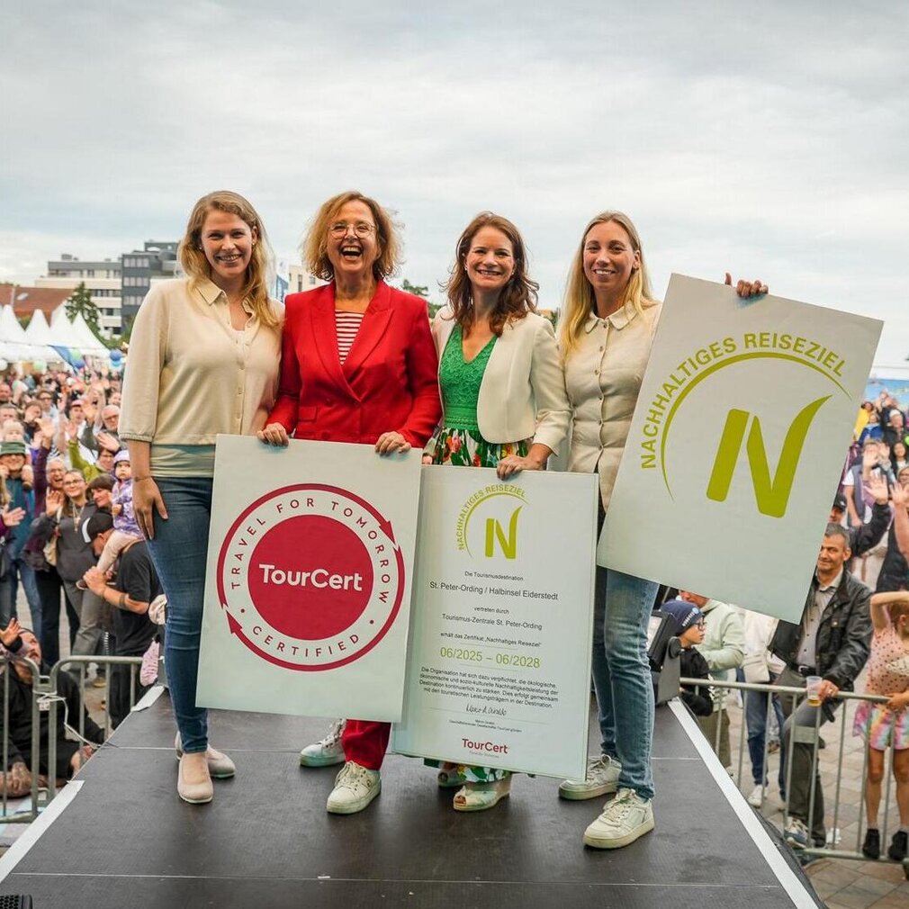 Übergabe des Zertifikats für nachhaltige Reiseziele auf der Bühne beim HAEDI Festival.