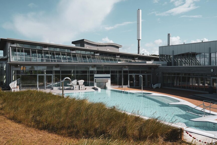 Außenbecken der Dünen-Therme im Sommer