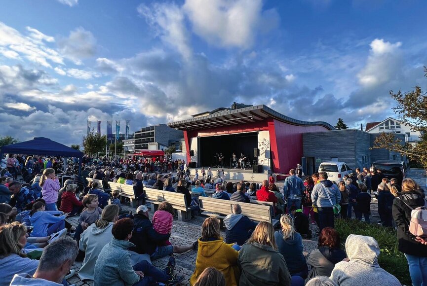 Konzert auf der Außenbühne vom Dünen-Hus mit Publikum