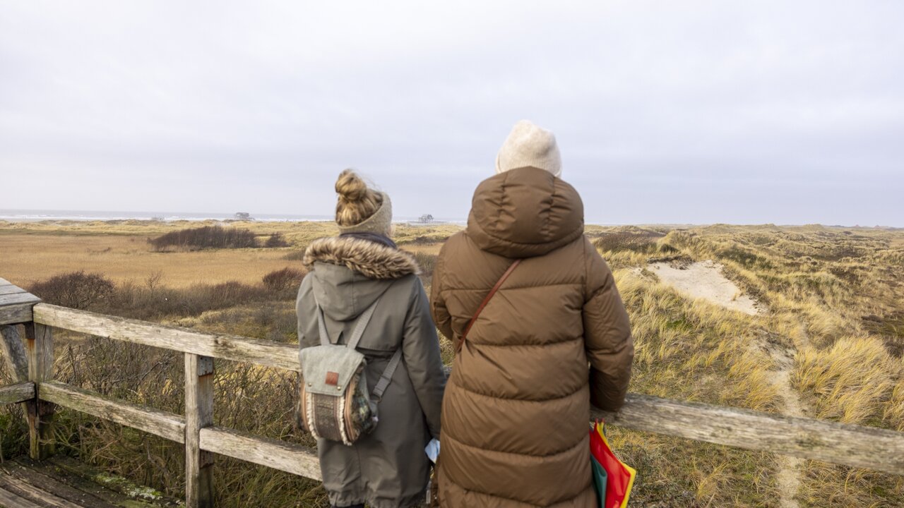 Mutter und Tochter stehen gemeinsam am Steg mir Blick auf die Dünen und Strand, YouTube-Video-Thumbnail