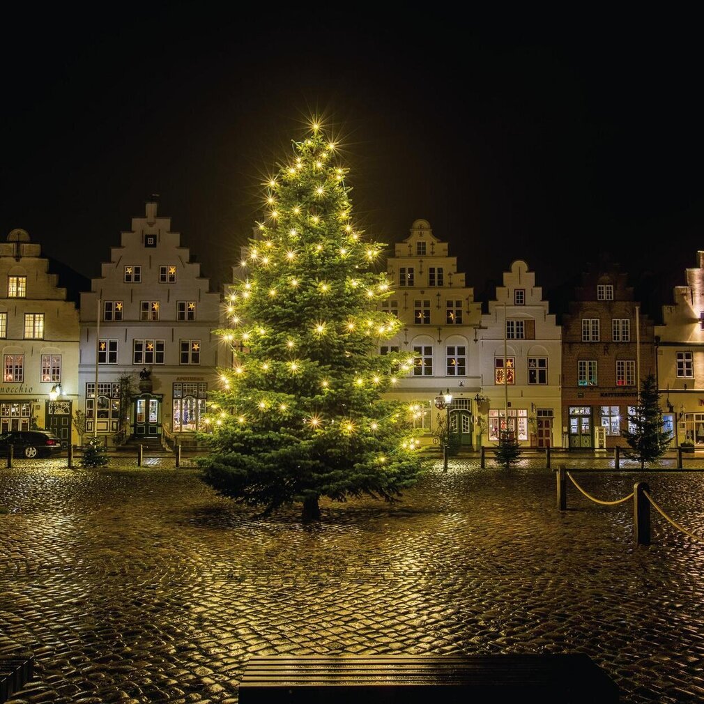 Großer Weihnachtsbaum auf dem Marktplatz in Friedrichstadt