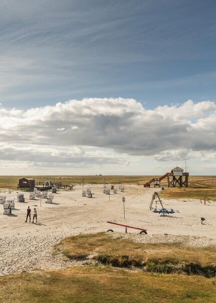 Südstrand mit Pfahlbau, Spielplatz und Strandkörben