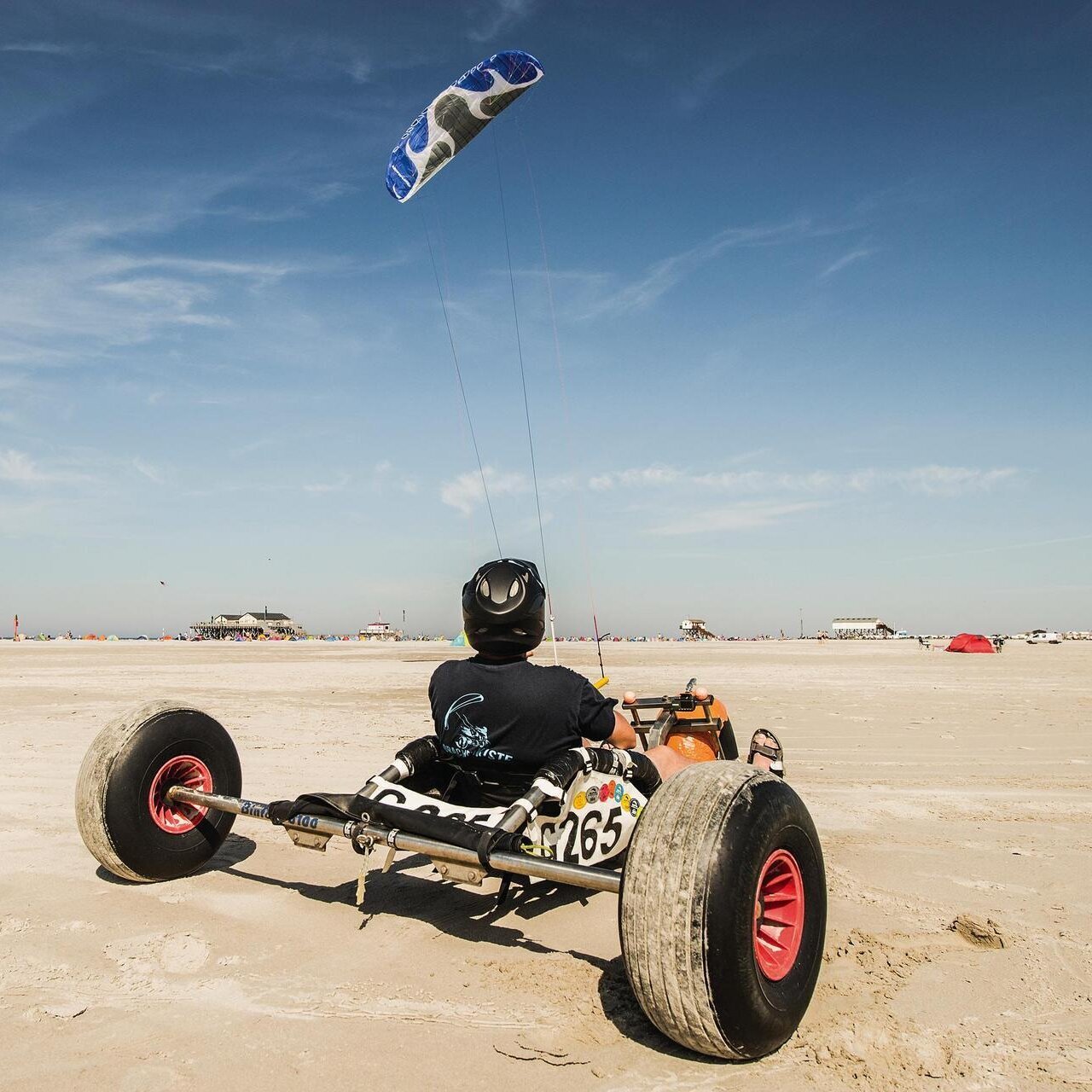 Kitebuggyfahrer am Ordinger Strand