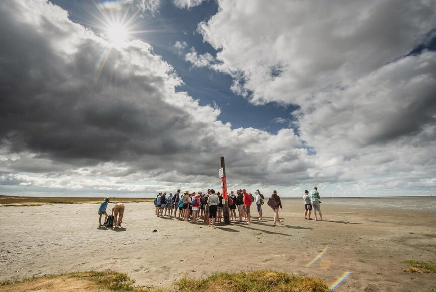 Personengruppe am Strand vor einer Wattwanderung