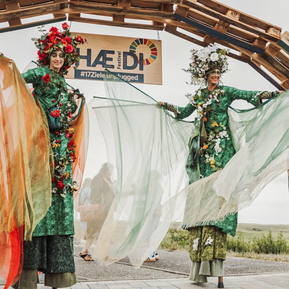 Zwei Frauen tanzen auf dem Haedi Festival