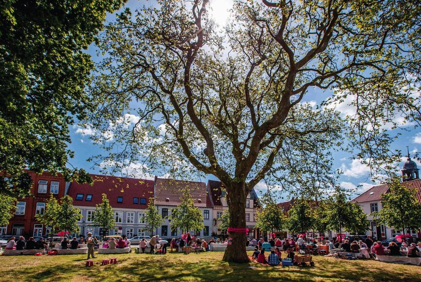 Picknick auf dem Marktplatz in Friedrichstadt im Frühling
