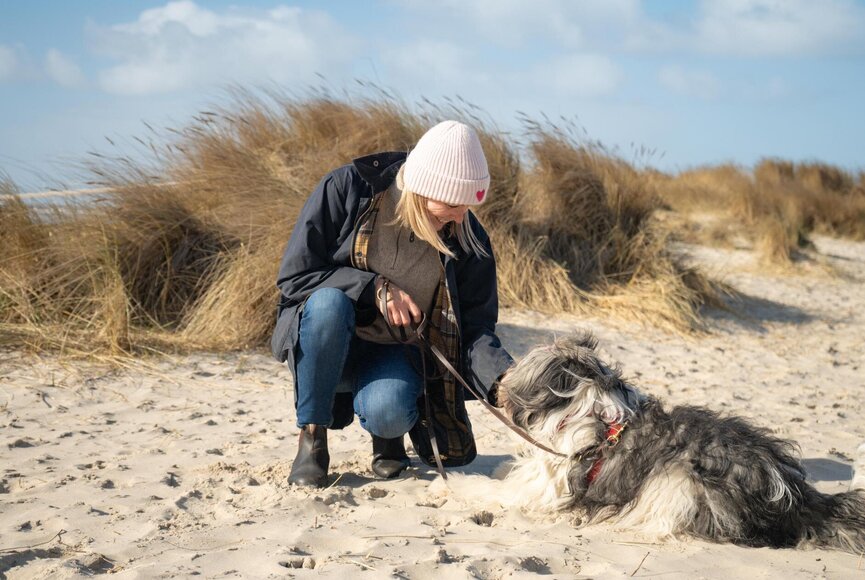 Taina mit Hündin Coco am Strand