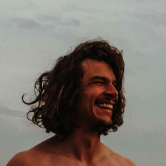 sympathischer junger Surferboy