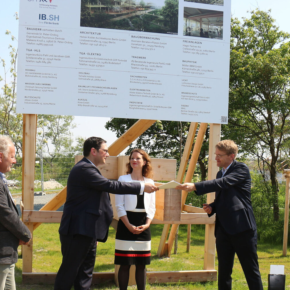 Offizielles Pressefoto der Fördermittelübergabe zwischen Gemeinde und Ministerium SH