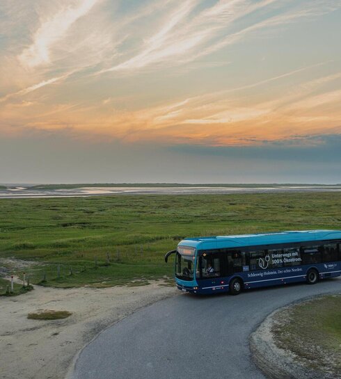 Ortsbus bei der Haltestelle am Südstrand