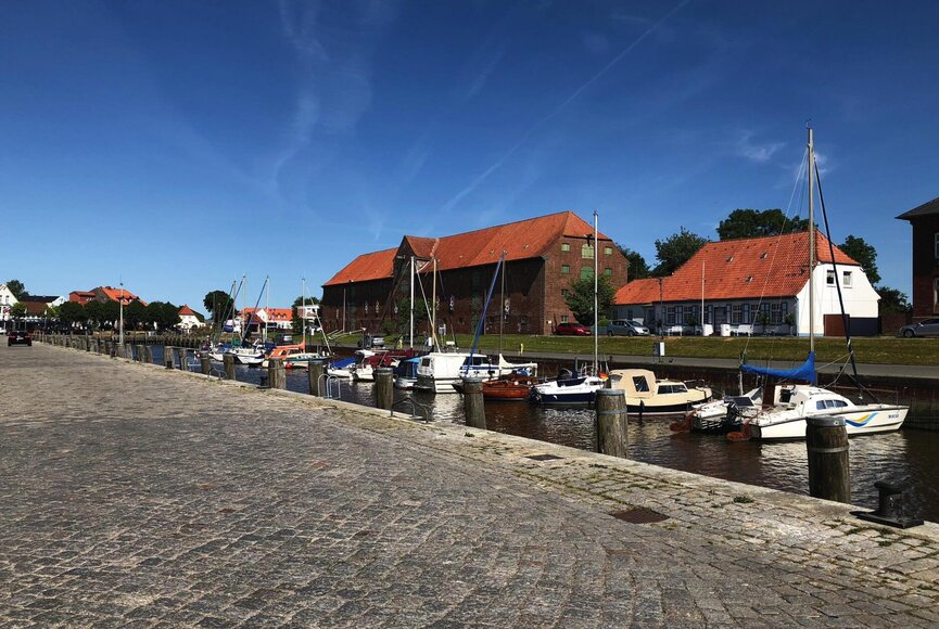 Tönninger Hafen mit traditionellem Packhaus