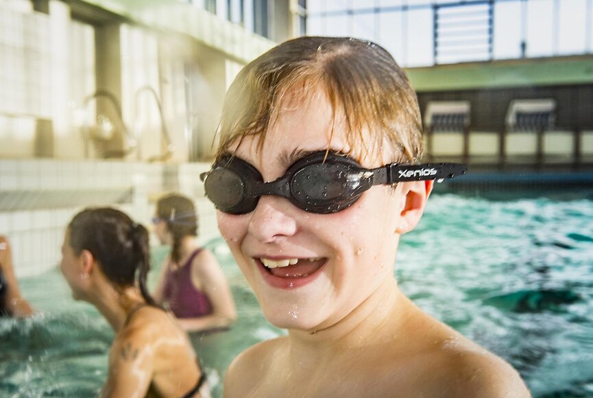 Junge mit Taucherbrille im Erlebnisbecken