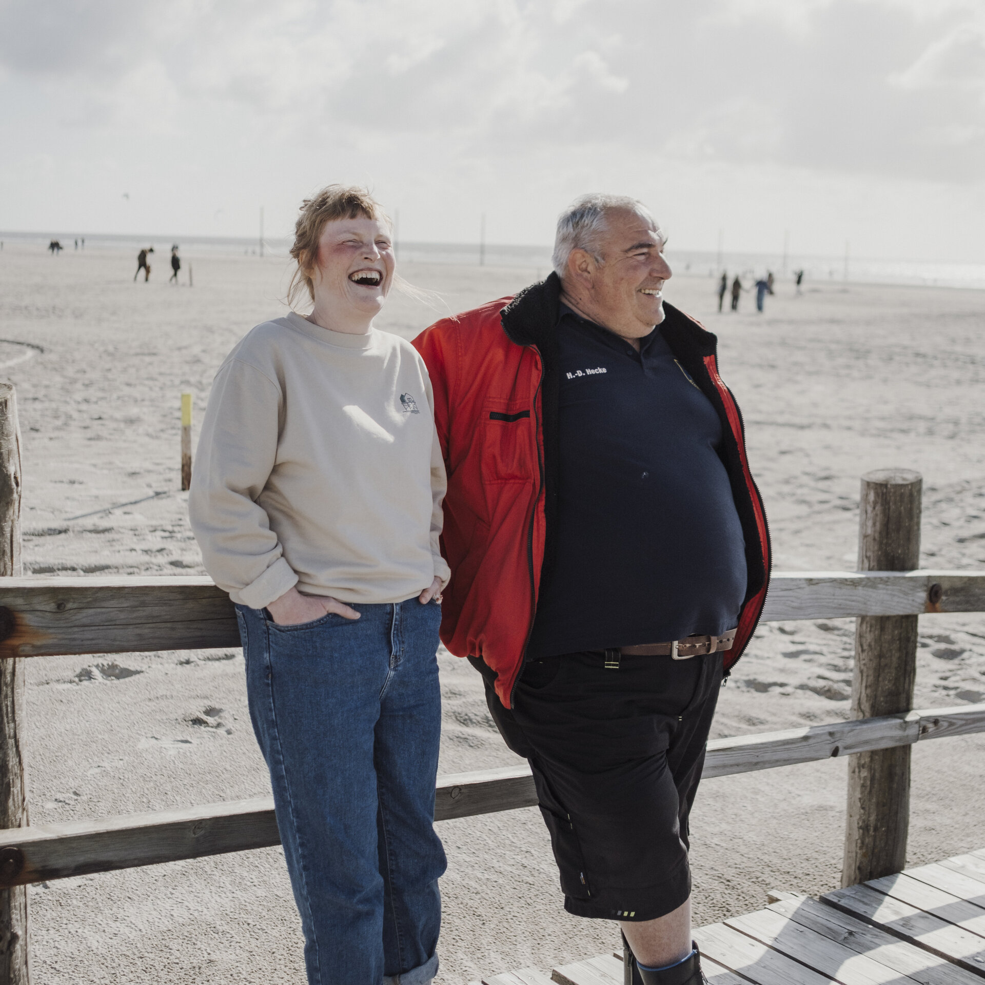 Simone und Heinzi auf einem Strandkorb-Podest