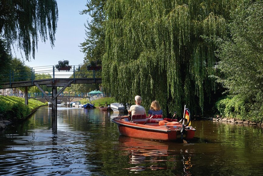 Grachten von Friedrichstadt mit kleinem rotem Boot