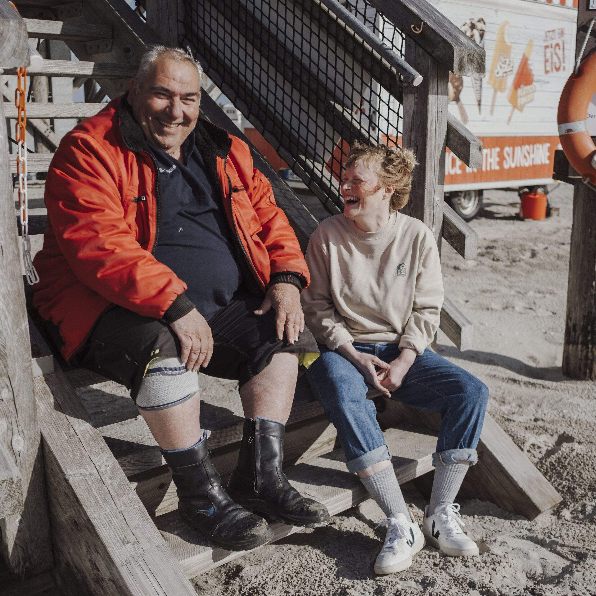 Simone und Heinzi sitzen auf der Treppe vom Pfahlbau