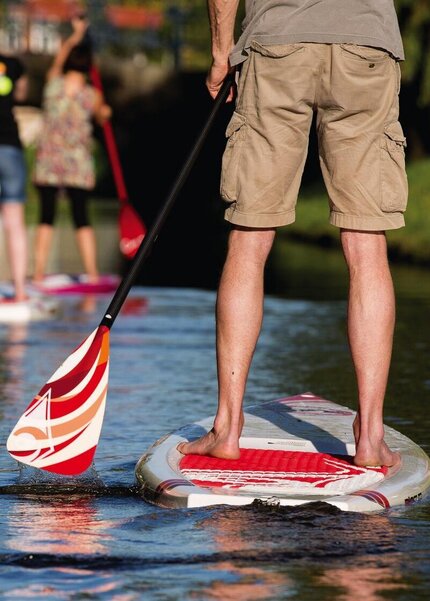 Freunde beim Stand-up-Paddling auf dem Wasser