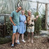 Die drei Podcast-Hosts vor dem Gewächshaus