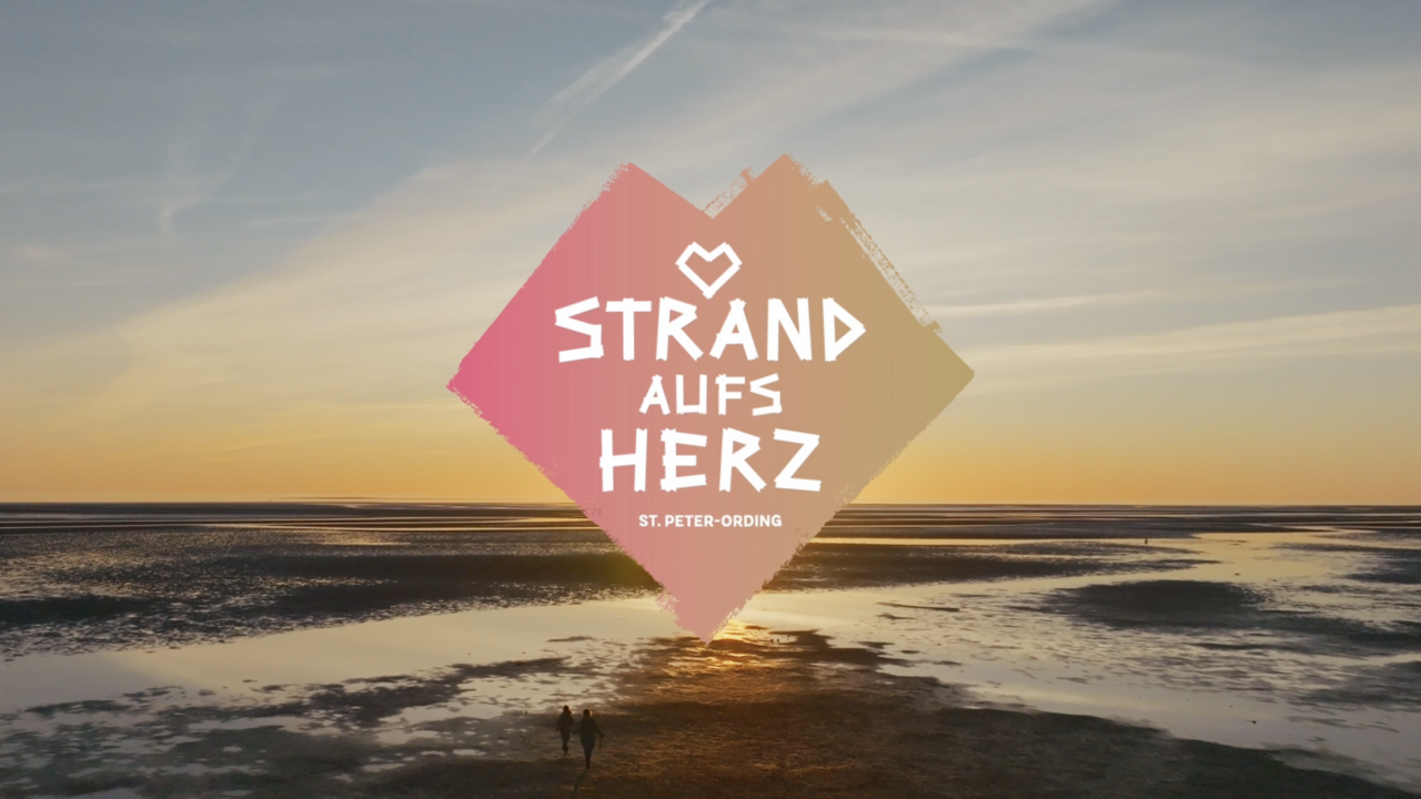 Strand mit Sonnenuntergang und Strand aufs Herz Logo mittig