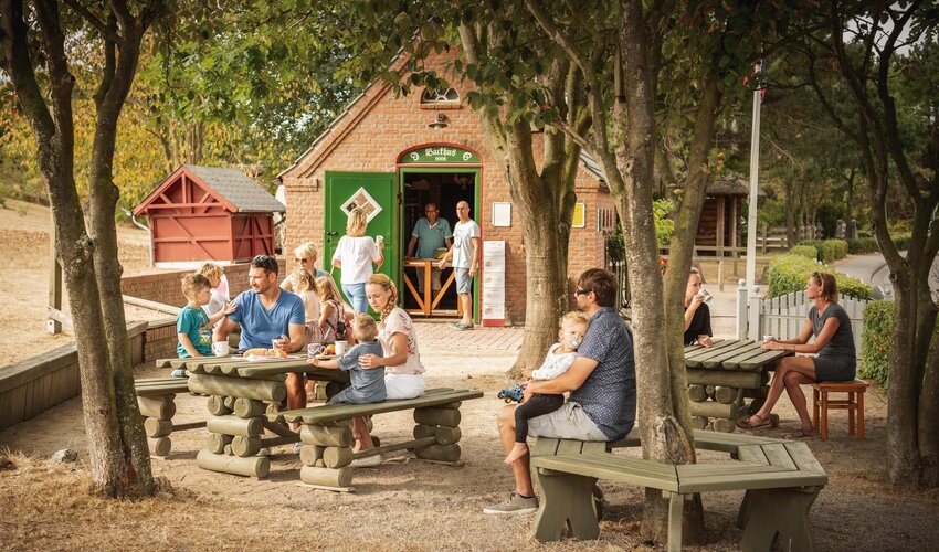 Besucher auf der historischen Insel beim Backhus