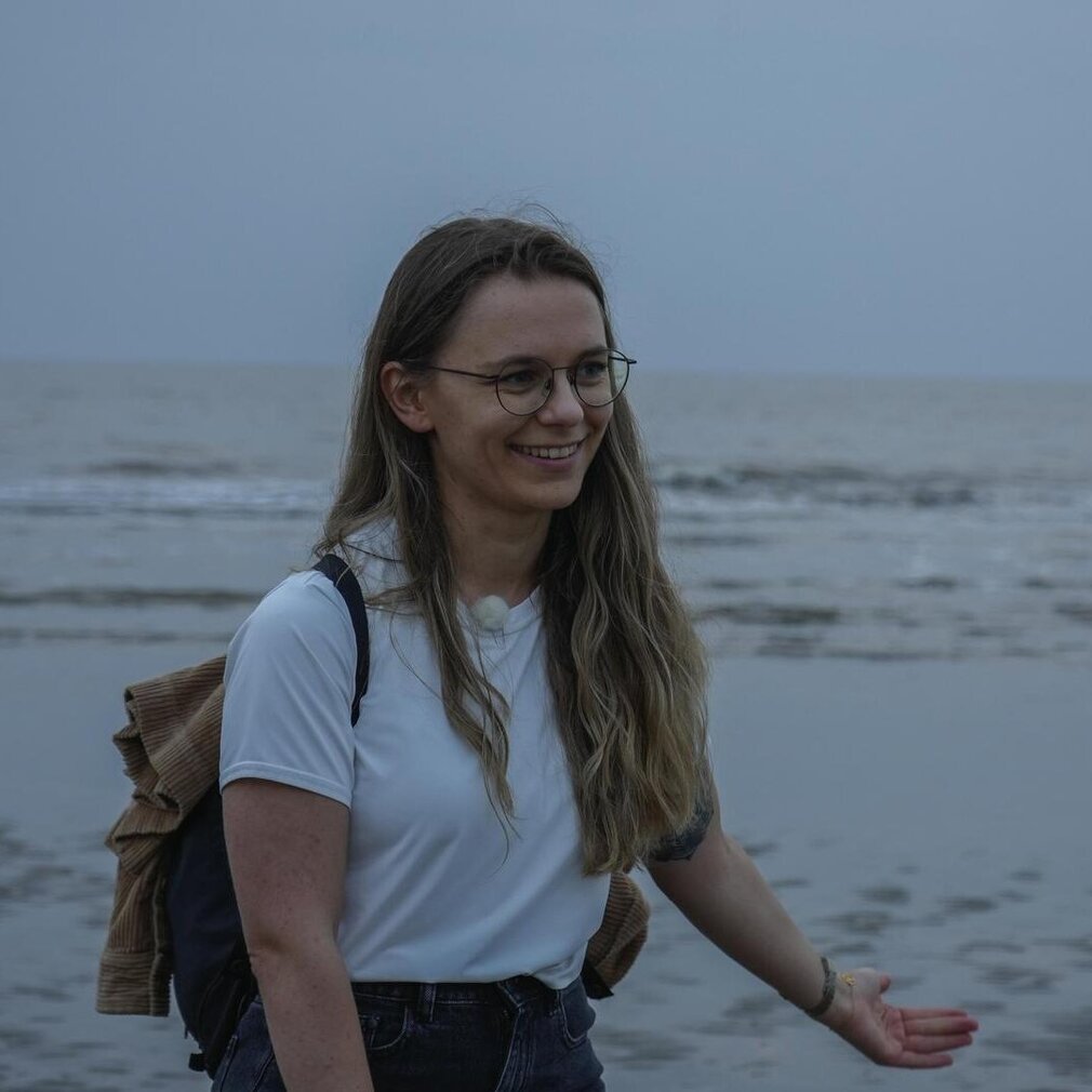 Marina steht abends am Strand von St. Peter-Ording