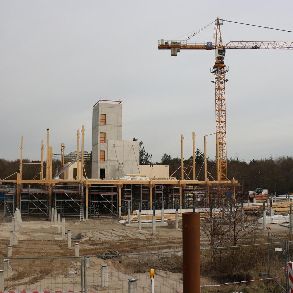 Baustelle mit Kran direkt am Deich