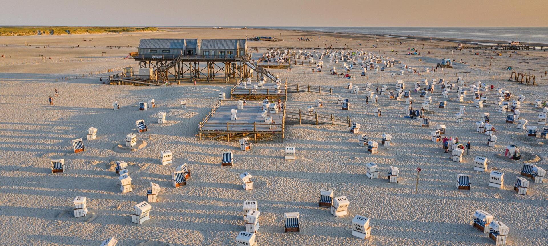 Strandabschnitt Ording mit Pfahlbau und Strandkörben