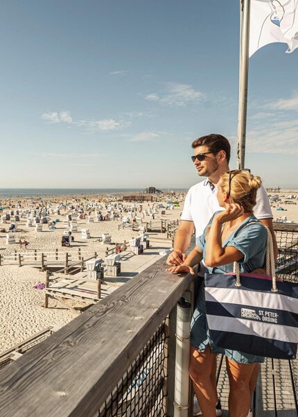 Paar auf dem Mehrzweckgebäude in Ording blick über den Strand