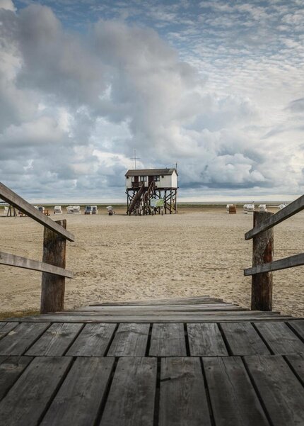 Blick vom Strandkorbpodest zum Pfahlbau