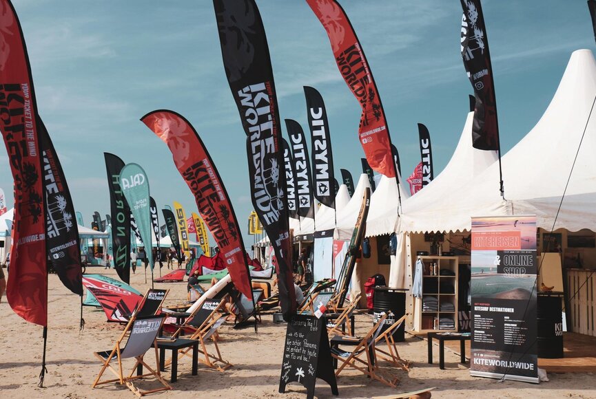 Weiße Pagoden und bunte Beachflags auf dem Event-Gelände