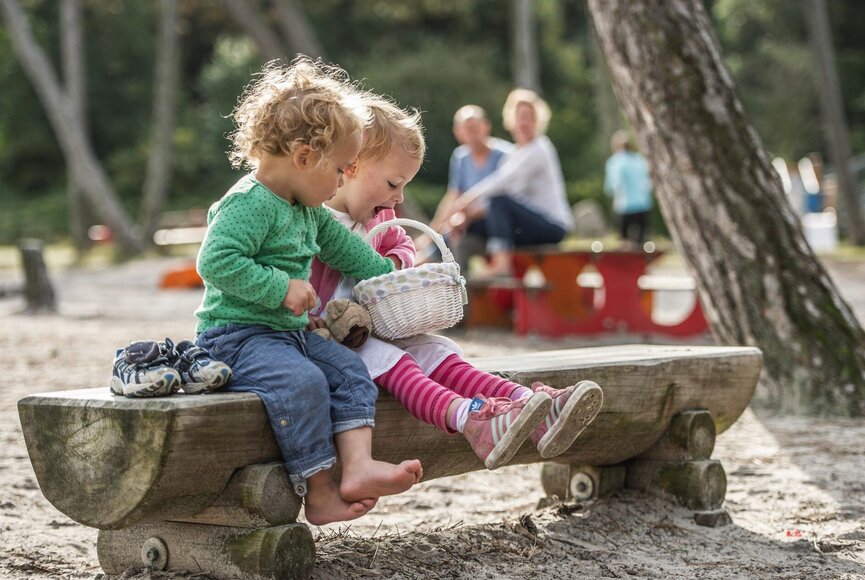 2 Kinder auf einer Bank