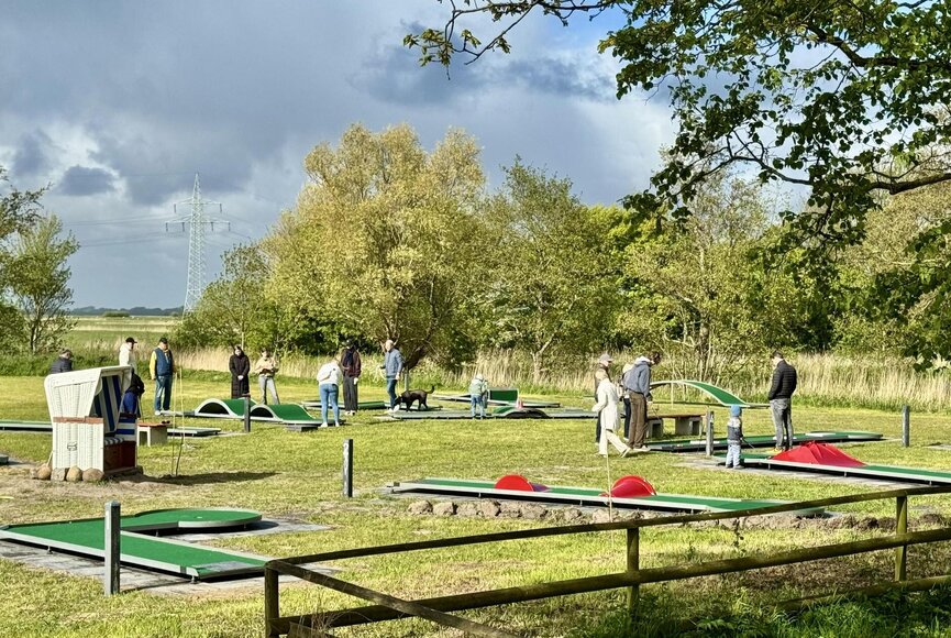 Minigolfanlage mit 18 Bahnen im Sportpark Tating