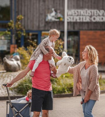 Familie  vor dem Eingang vom Westküstenpark in St. Peter