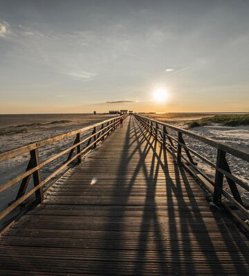 Seebrücke im Sonnenuntergang