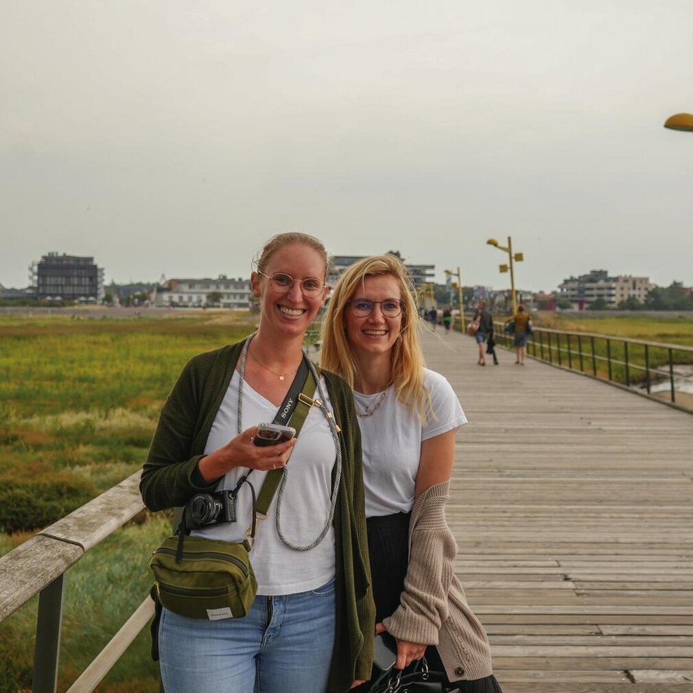 Zwei Mitarbeiterinnen der Tourismus-Zentrale lächeln in die Kamera