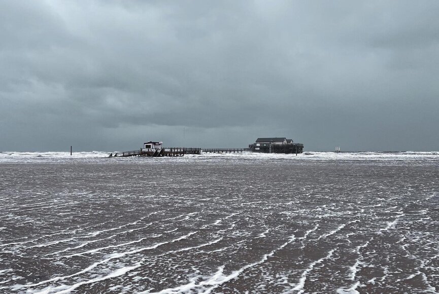 überspülter Strand in Ording mit Pfahlbau