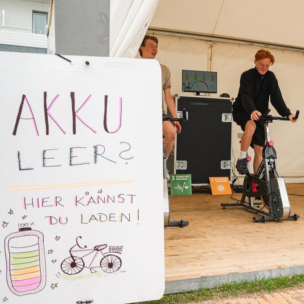 Standfoto vom HAEDI Festival, beim Fahrradfahren selber Strom erzeugen