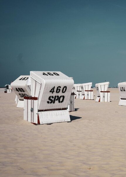 Strandkörbe im Sand