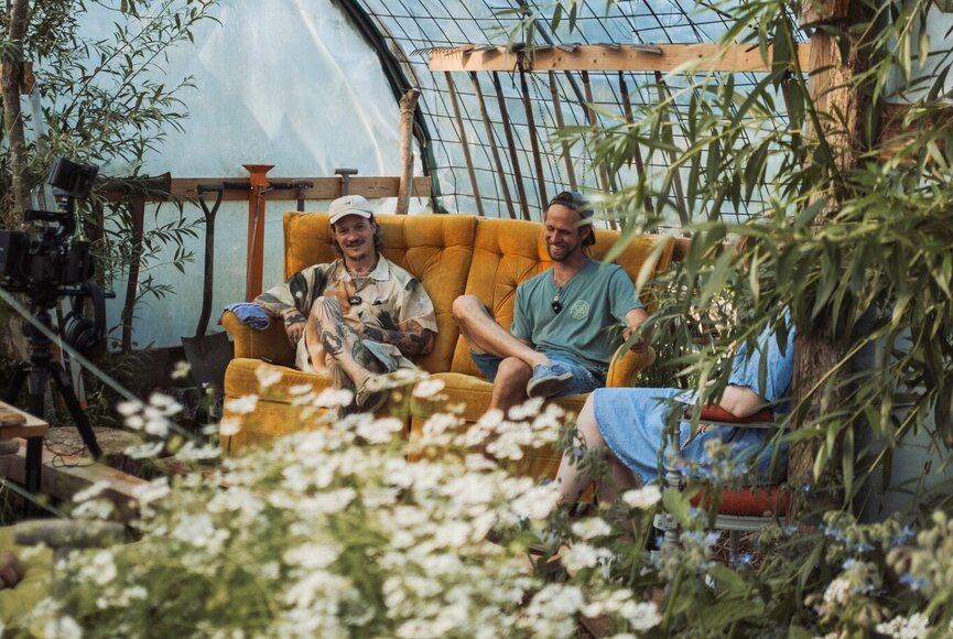 Die drei Podcast-Hosts sitzen im Gewächshaus bei der Aufnahme